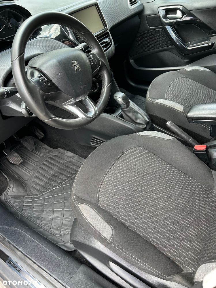 Peugeot 208 - 17