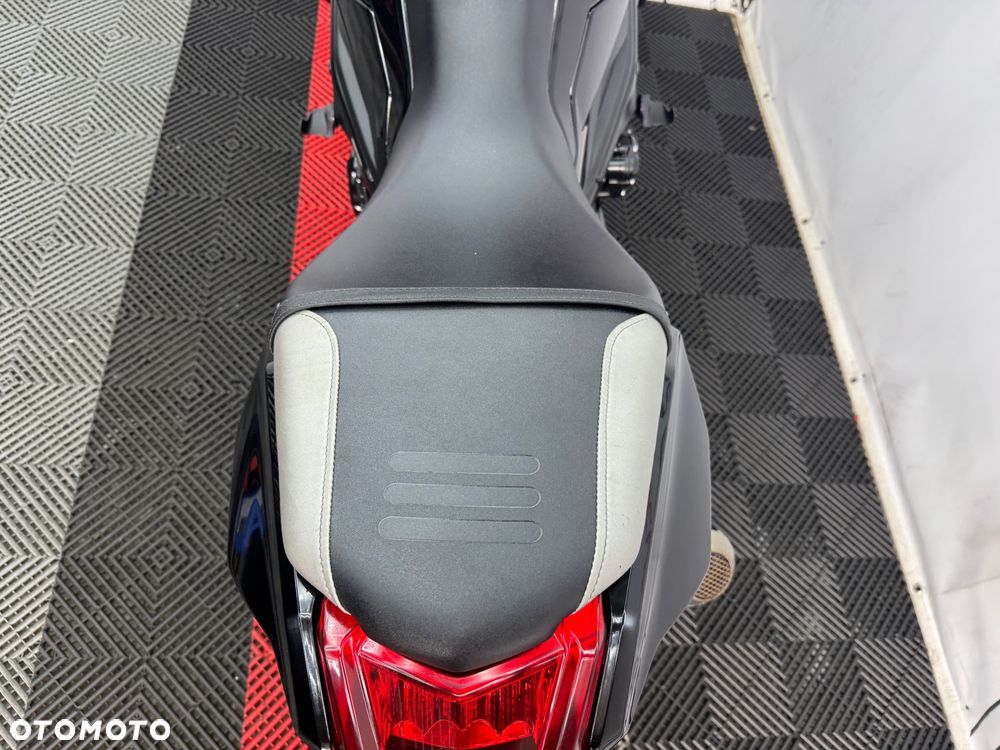 Suzuki GSX - 23