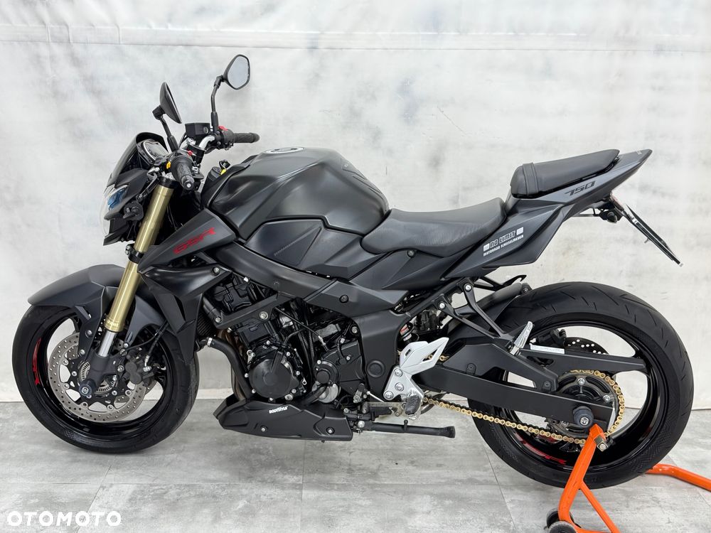 Suzuki GSR - 3