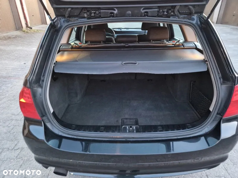 BMW Seria 3 318d DPF Touring - 11