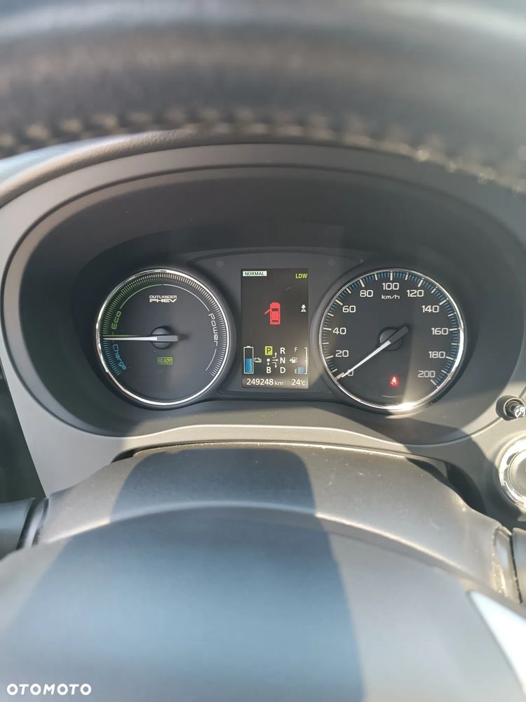 Mitsubishi Outlander Instyle NAVI + - 9