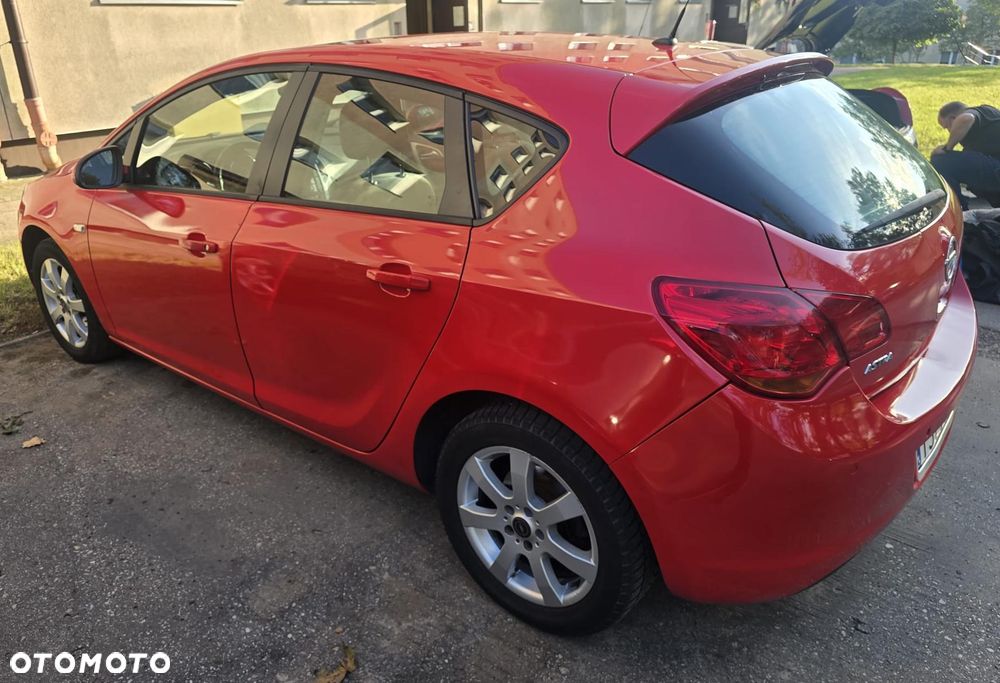 Opel Astra 2010 photo 4