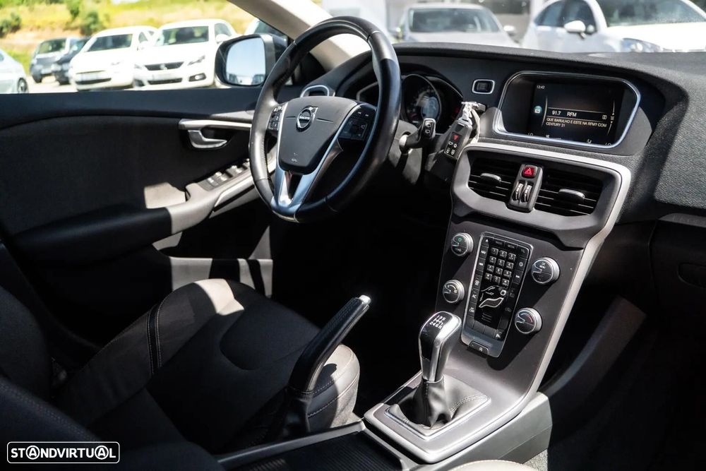 Volvo V40 Cross Country 2.0 D3 Momentum - 23