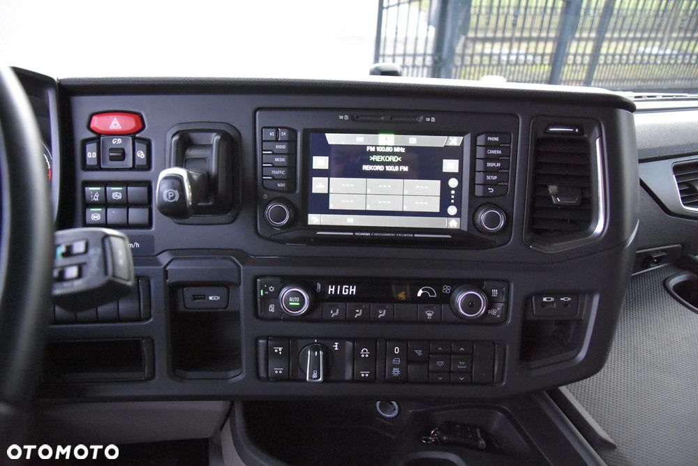 Scania R450 3-OSIOWA / OŚ SKRĘTNA / FIRANA 8.2M / 20 EUROPALET/ NAVI / SKÓRY / RETARDER / KLIMA POSTOJOWA / CAŁA NA PODUSZKACH / WINDA DHOLLANDIA/ AUTOMAT / STAN IDEALNY !! - 33