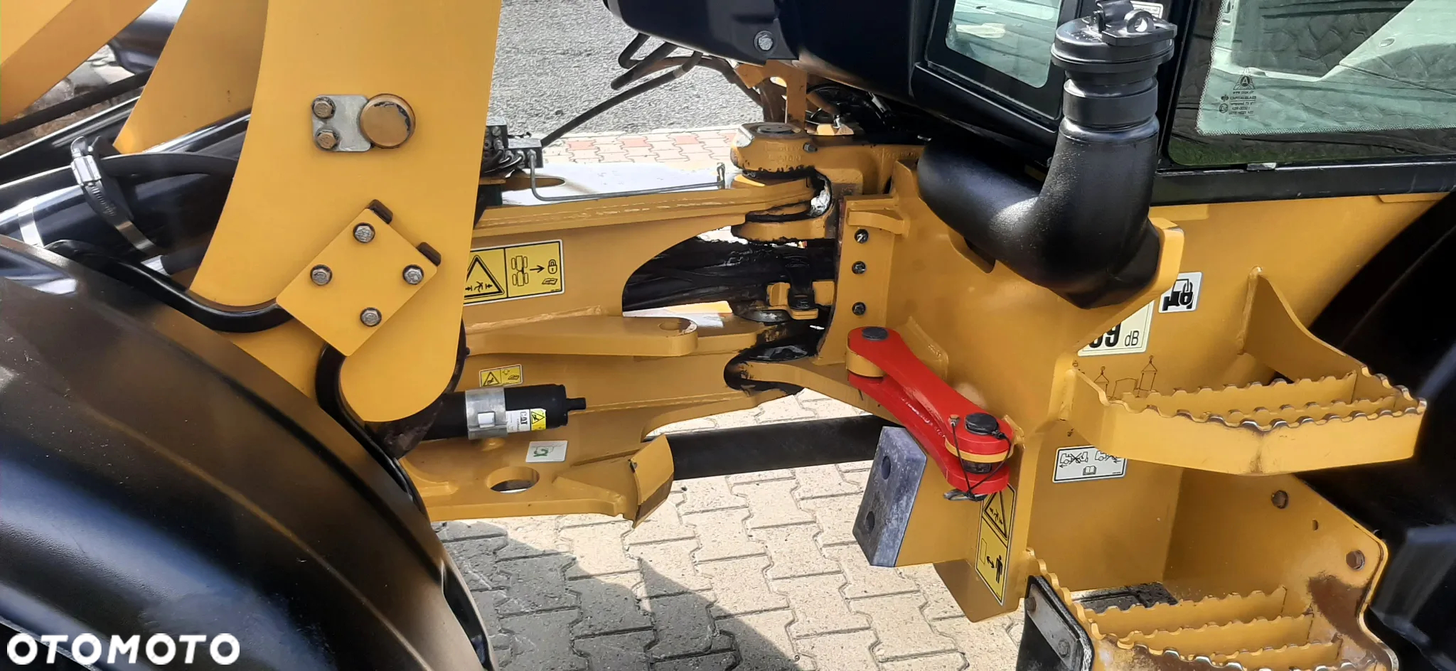 Caterpillar 908M - 4