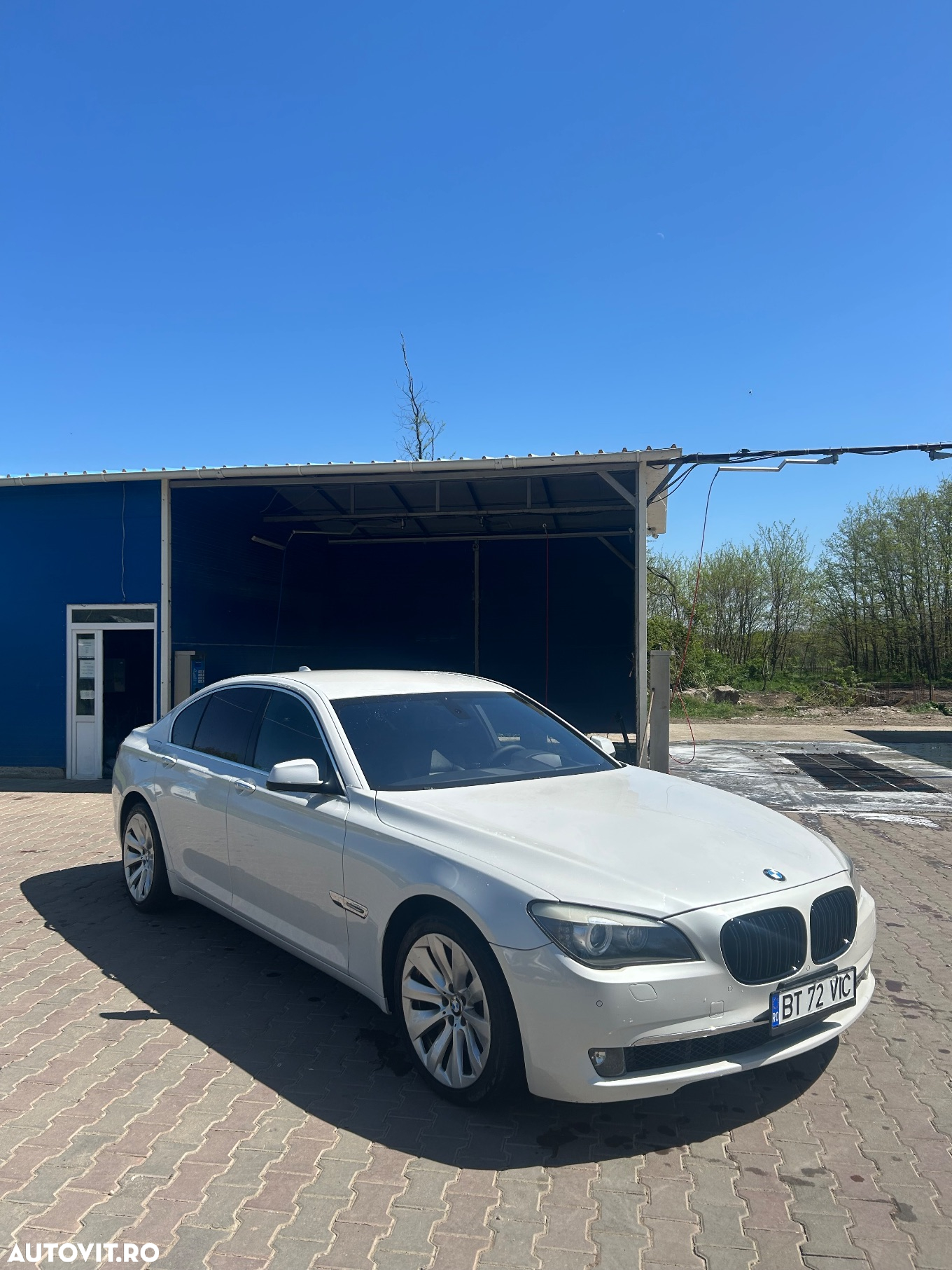 BMW Seria 7 750i - 8