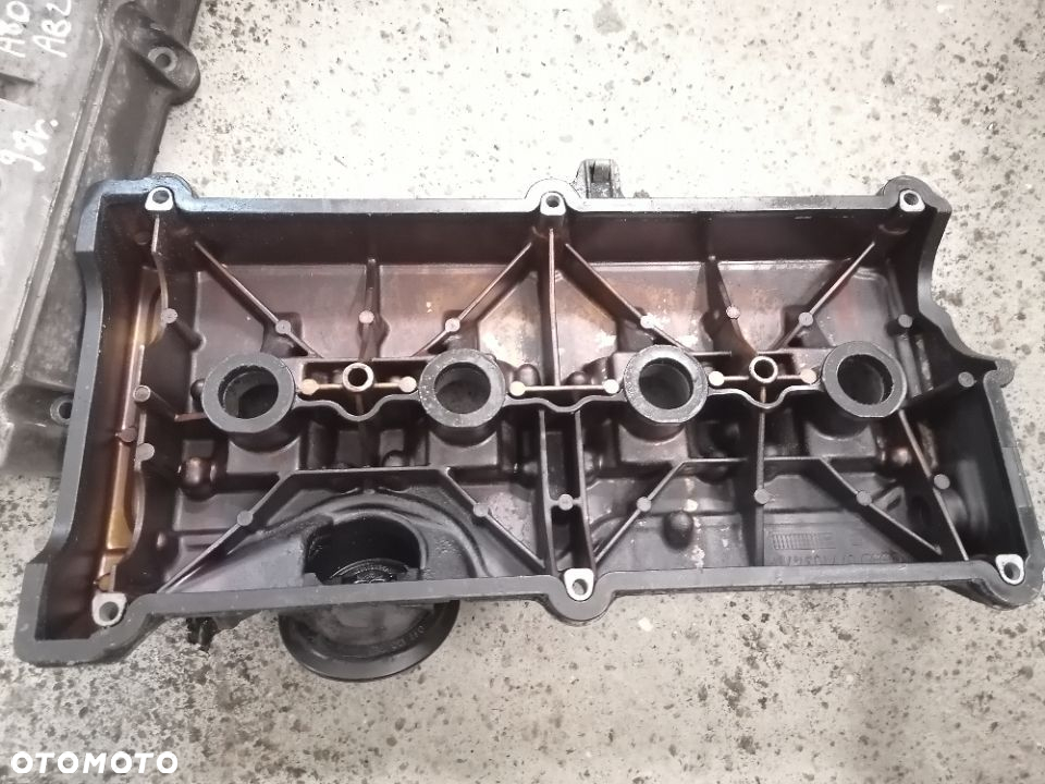 Pokrywa Zaworów Prawa Audi A8 D2 3.7 4.2 V8 077103472D - 5