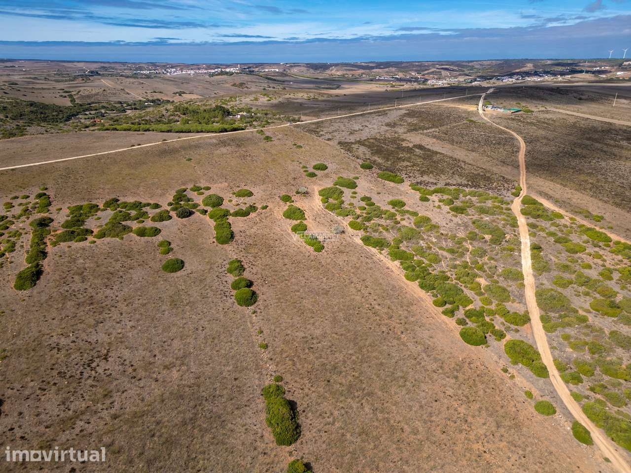 Conjunto de 2 Terrenos rústicos totalizando uma área com 9440 m2 situa - Grande imagem: 3/28