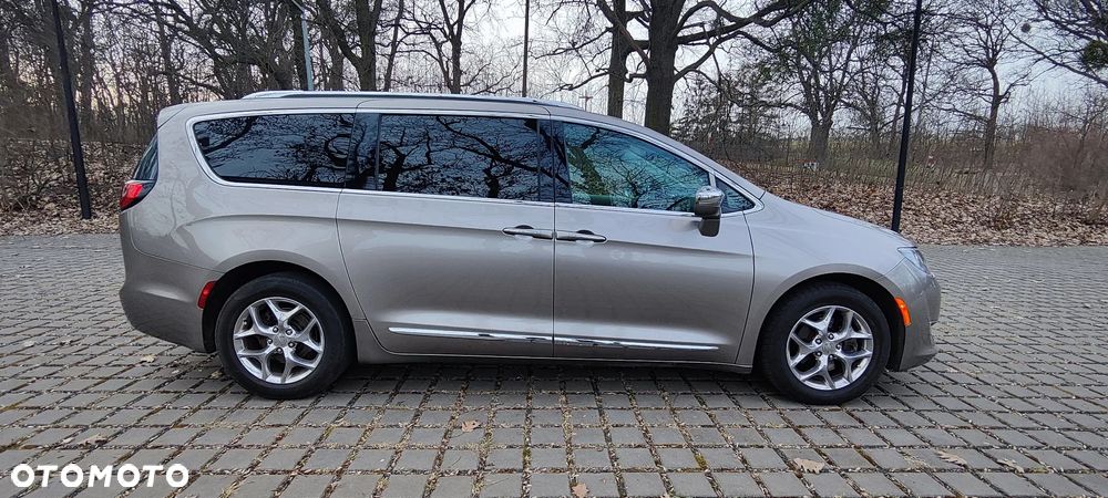 Chrysler Pacifica - 32