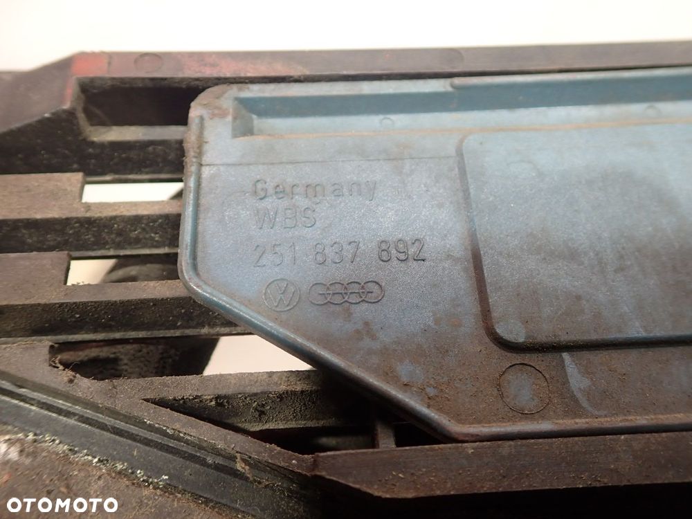 KRATKA NAWIEWU DRZWI PRAWA PRZEDNIA VOLKSWAGEN T3  251837892   251837898 - 4