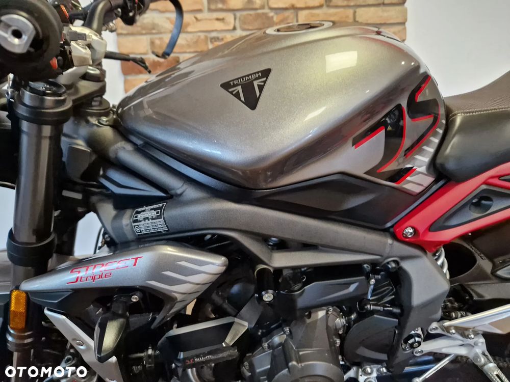 Triumph Street Triple - 16