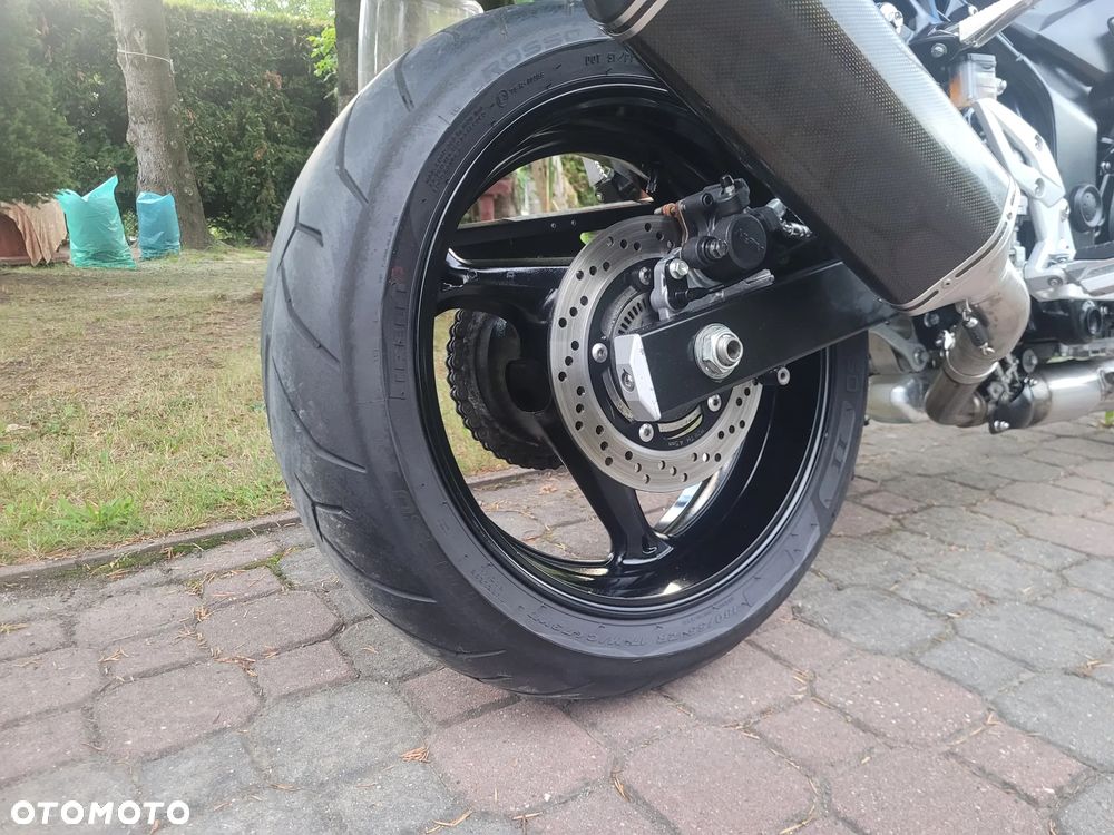 Suzuki GSR - 13