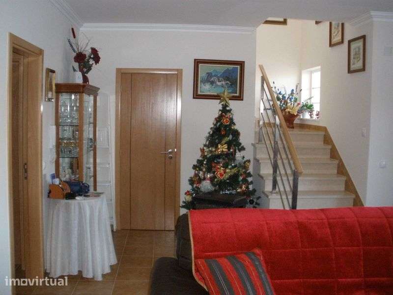 Moradia T4 geminada com garagem e quintal - Grande imagem: 5/12