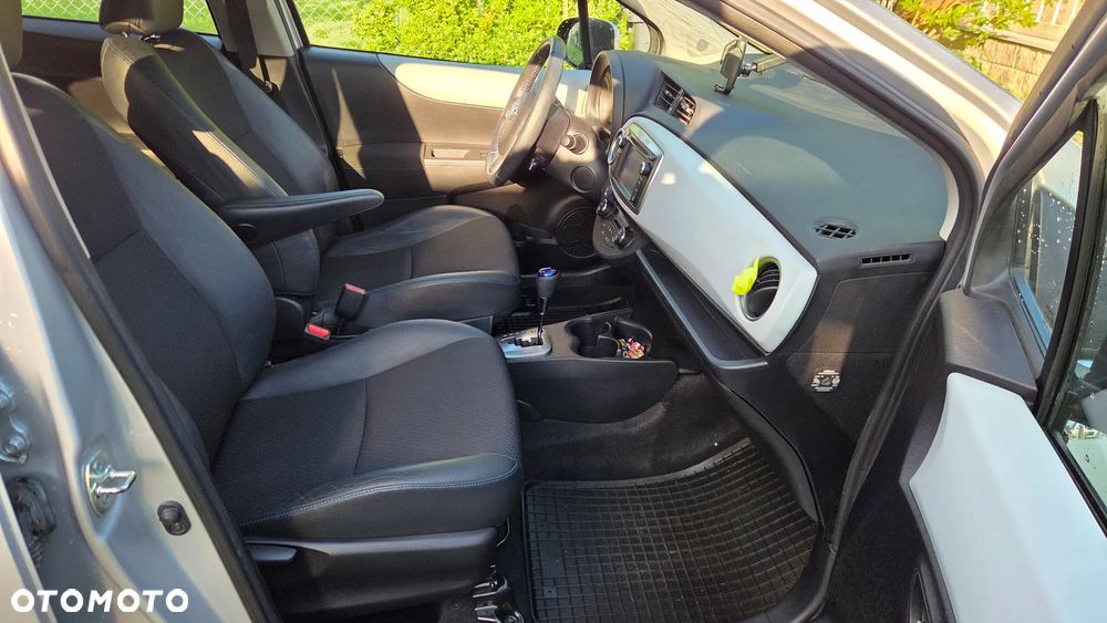 Toyota Yaris Hybrid 100 Selection Platinum - 11