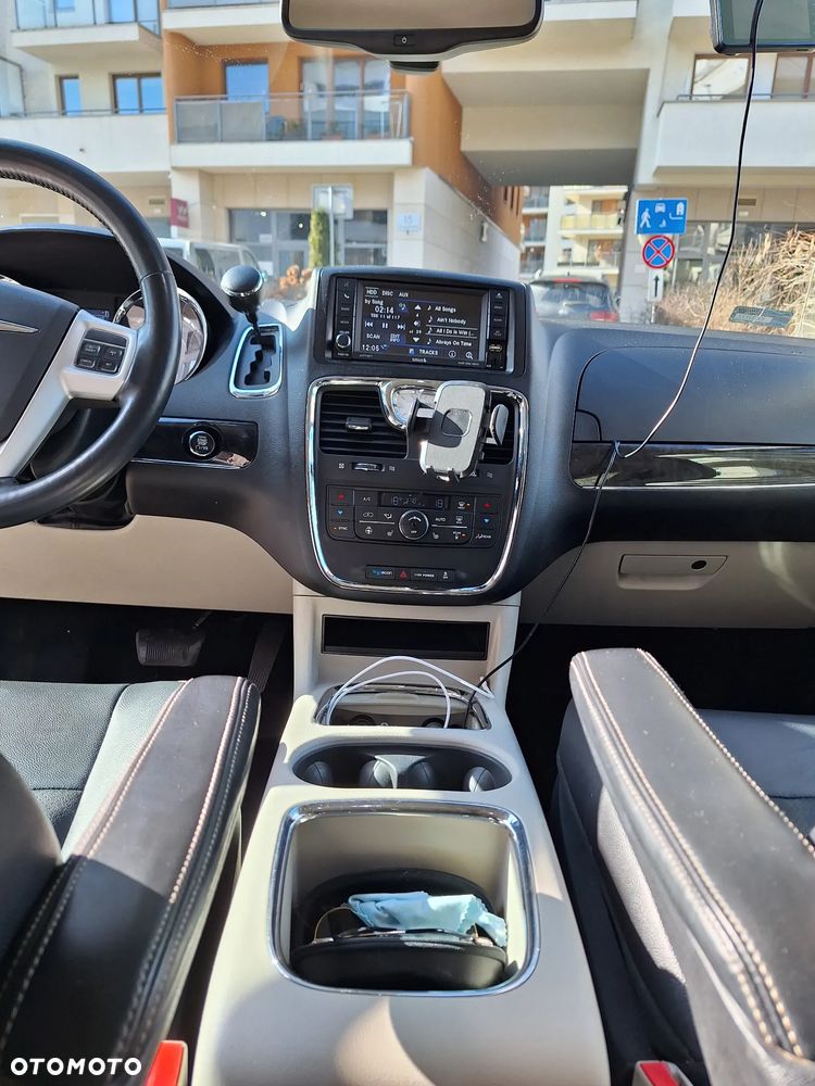 Chrysler Town & Country - 22