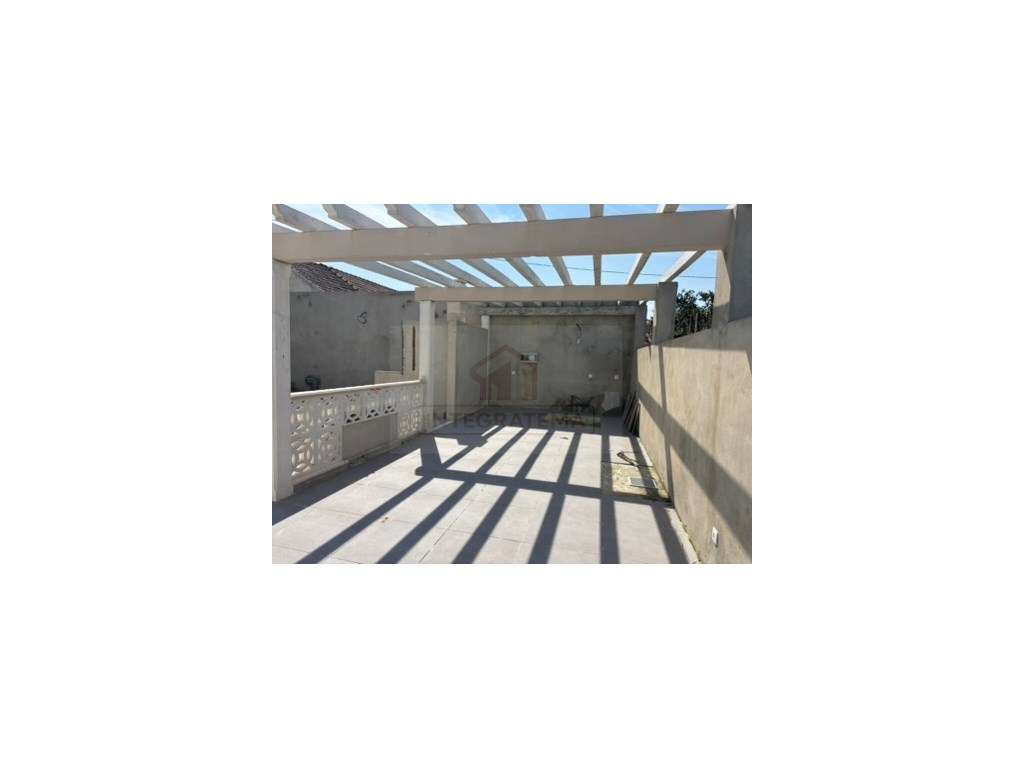 Moradia totalmente remodelada com piscina e excelente localização p... - Grande imagem: 5/12
