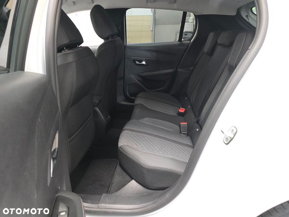 Peugeot 208 - 8