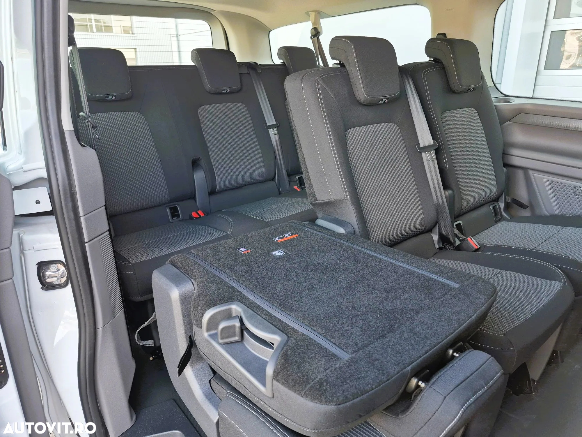 Volkswagen Caravelle - 7