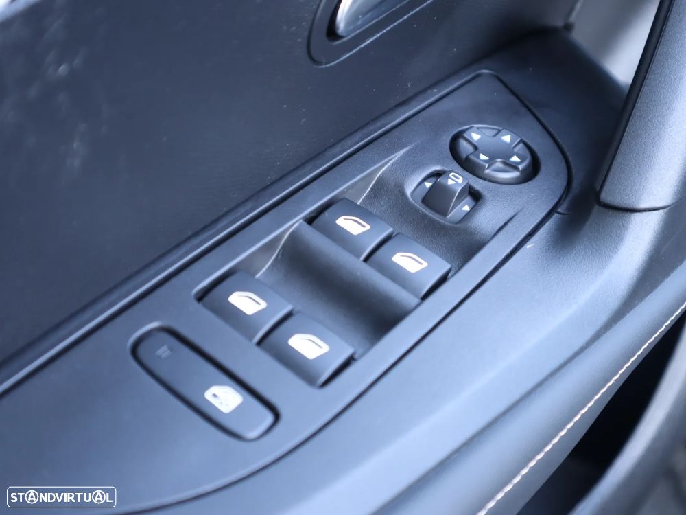 Peugeot e-2008 50 kWh Allure - 32