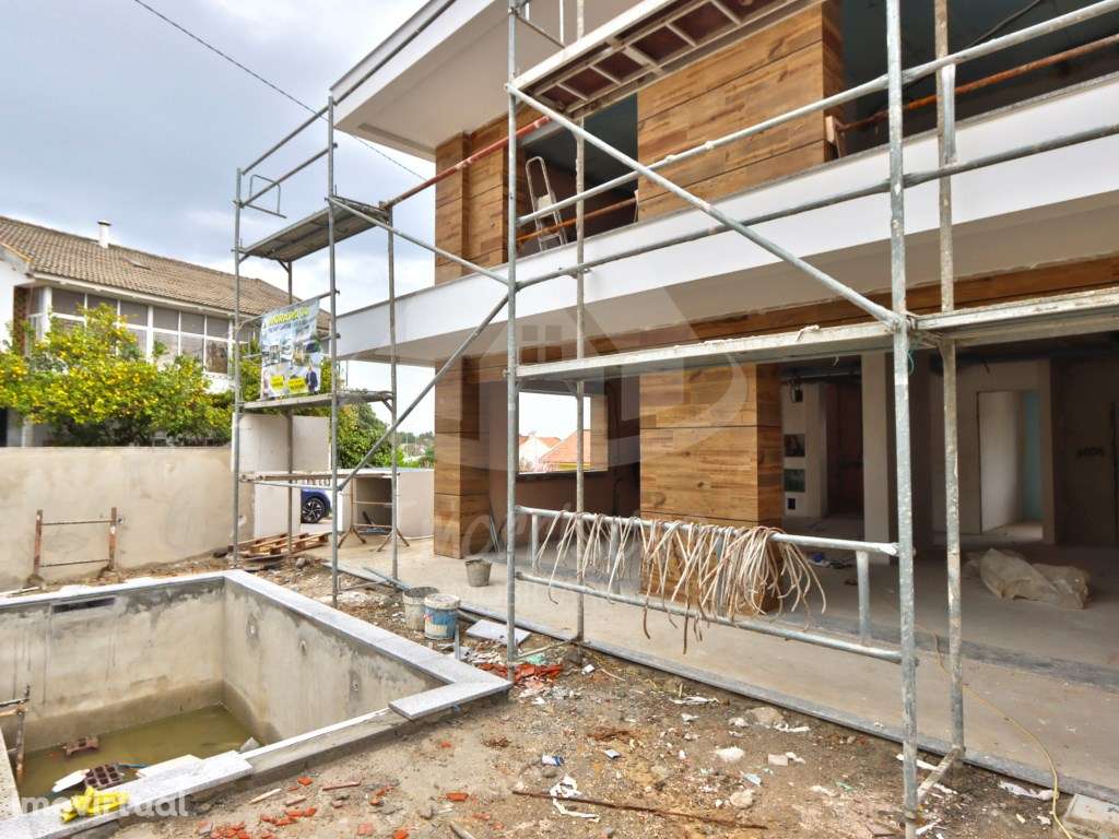 Moradia T4 com piscina junto ao Parque Urbano de Santa Iria de Azóia - Grande imagem: 4/23