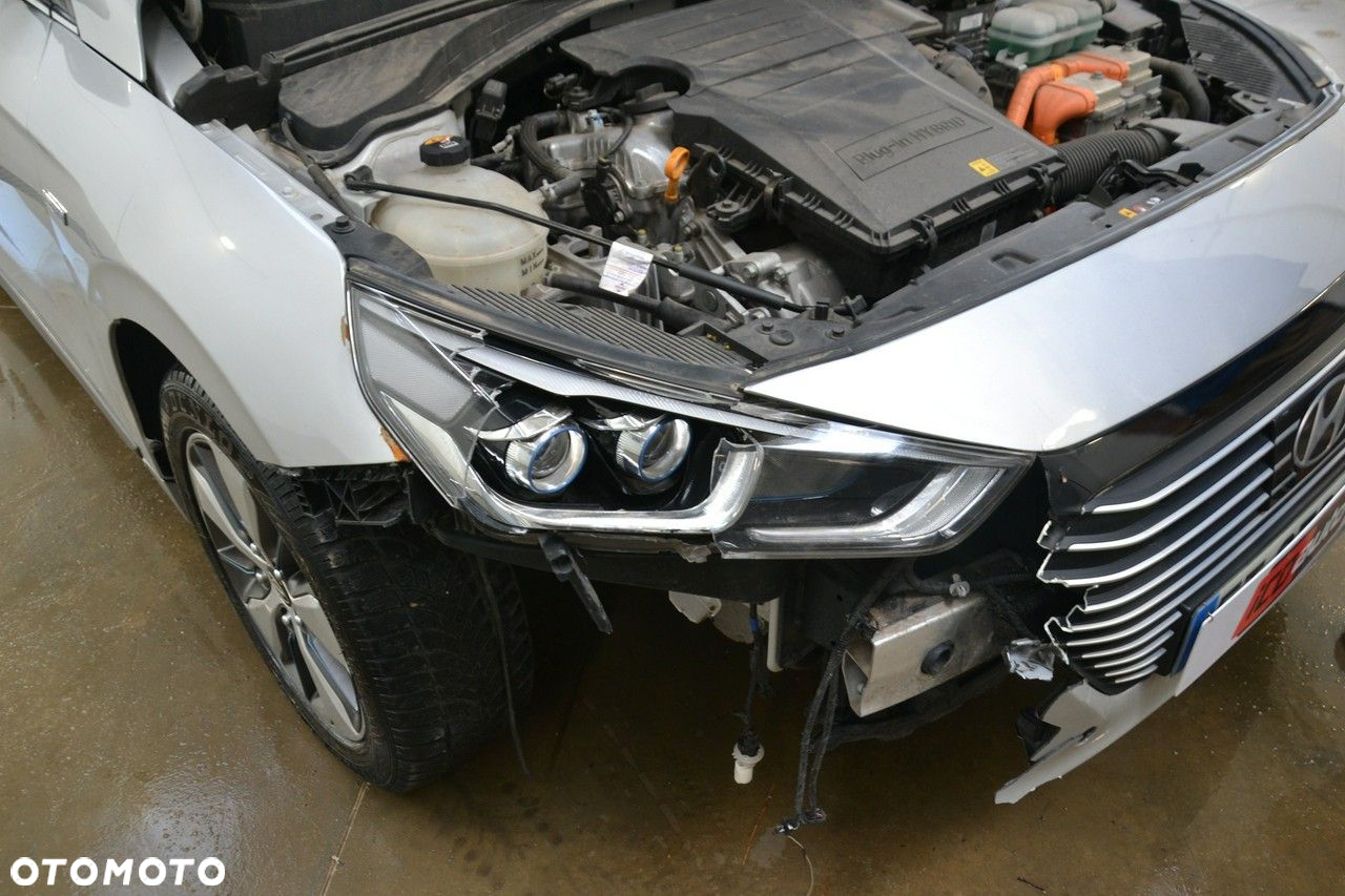 Hyundai IONIQ - 12