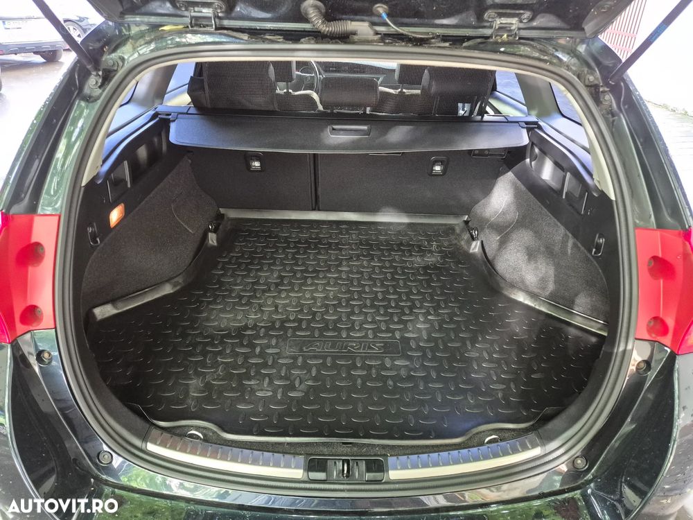 Toyota Auris 1.8 L VVT-i HSD Sol - 6