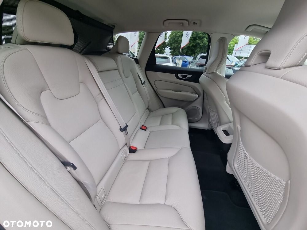 Volvo XC 60 B4 D Momentum - 11