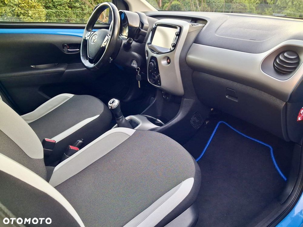 Toyota Aygo x-play touch - 10
