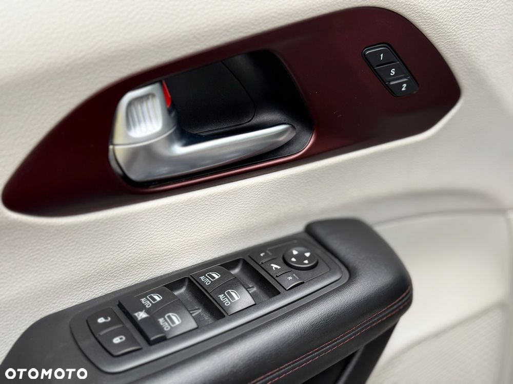 Chrysler Pacifica - 32