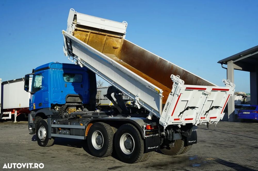 Mercedes-Benz AROCS 3336 / 6x4 / BASCULABILĂ PE 3 PĂRȚI - 5,2 M / 2x OBOANE LATERALE CU ACȚIONARE HIDRAULICĂ / CUTIE DE VITEZE AUTOMATĂ / EURO 6 - 5