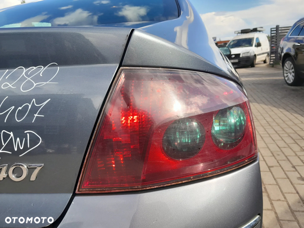 PEUGEOT 407 LAMPA TYLNA PRAWA W BŁOTNIK