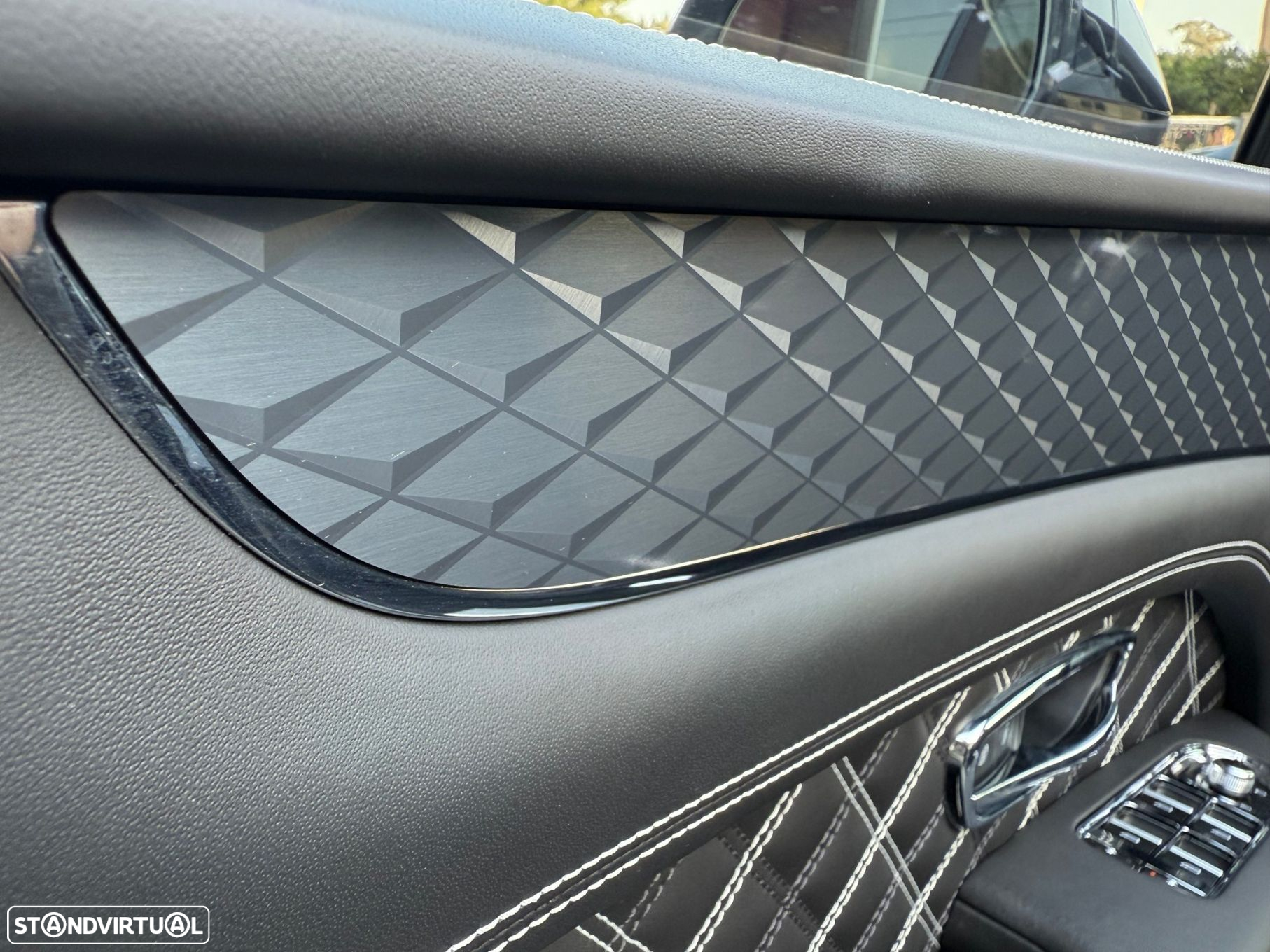 Bentley Bentayga V8 Atelier Edition - 36