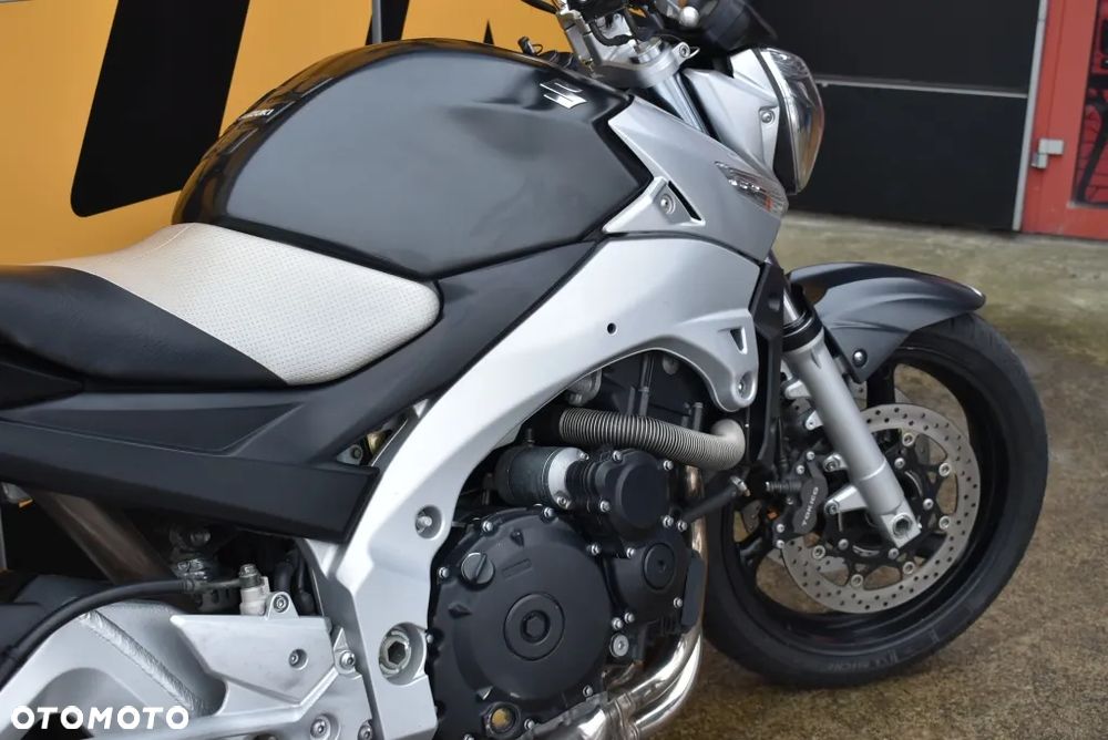 Suzuki GSR - 28