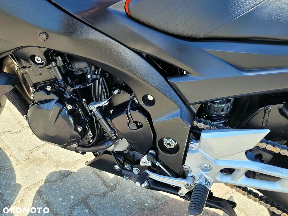 Suzuki GSR - 21