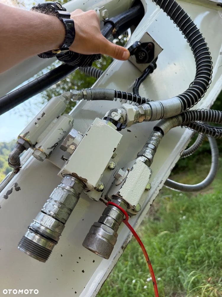 Takeuchi TB 260 Japońska Koparka Gąsienicowa 6 ton. Szybka maszyna i potężna moc. jak Nowa z Salonu 2020 rok. Niski Przebieg-2800mtg. KLIMATYZACJA. Nagłośnienie. Łyżka skarpowa oraz kopiąca. Szybko-złącze hydrauliczne. Yanmar silnik 4 cylindry! Maszyna z Norwegii. ani deka luzów i wycieków! OKAZJA Linia Hydr podwójna. Plus .Długie ramię PLUS. Oświetlenie LED dodatkowe. Zamki na tłokach. Wielka Okazja! Pełne sterowanie z dżojstików!! Aktualna DEKRA! - 24