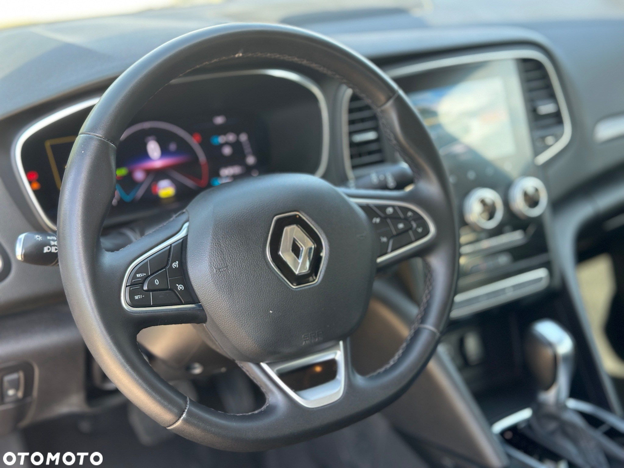 Renault Megane Grandtour E-TECH Plug-in 160 BUSINESS EDITION - 10