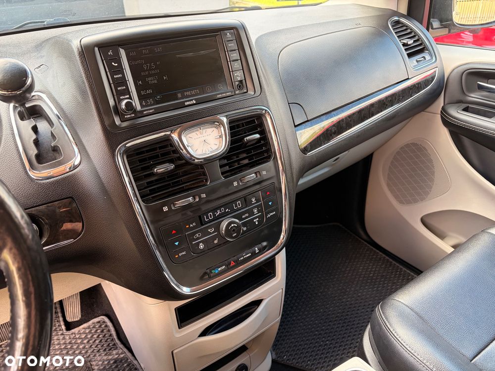 Chrysler Town & Country - 10