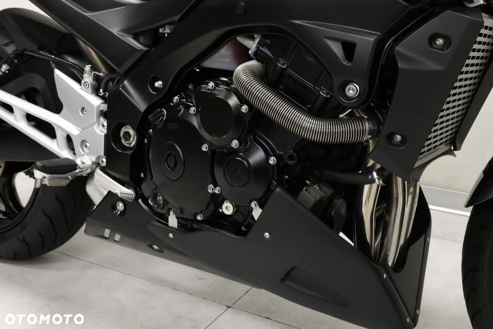 Suzuki GSR - 21