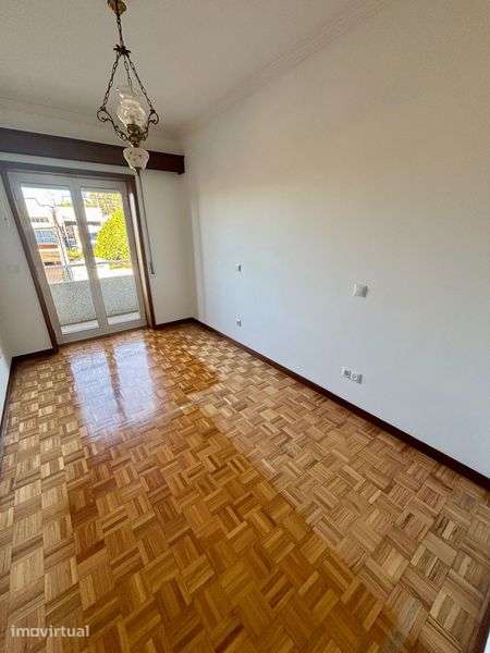 Apartamento T2  | 1.º Andar | Elevador | Lugar Garagem | Arrumos - Grande imagem: 4/9