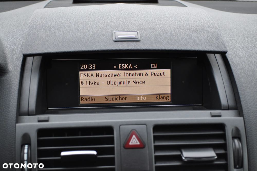 Mercedes-Benz Klasa C 180 CGI Automatik BlueEFFICIENCY Avantgarde - 26