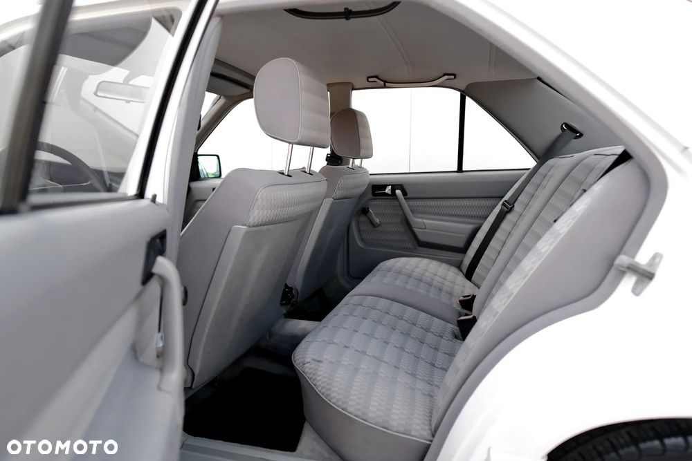 Mercedes-Benz W201 (190) - 23