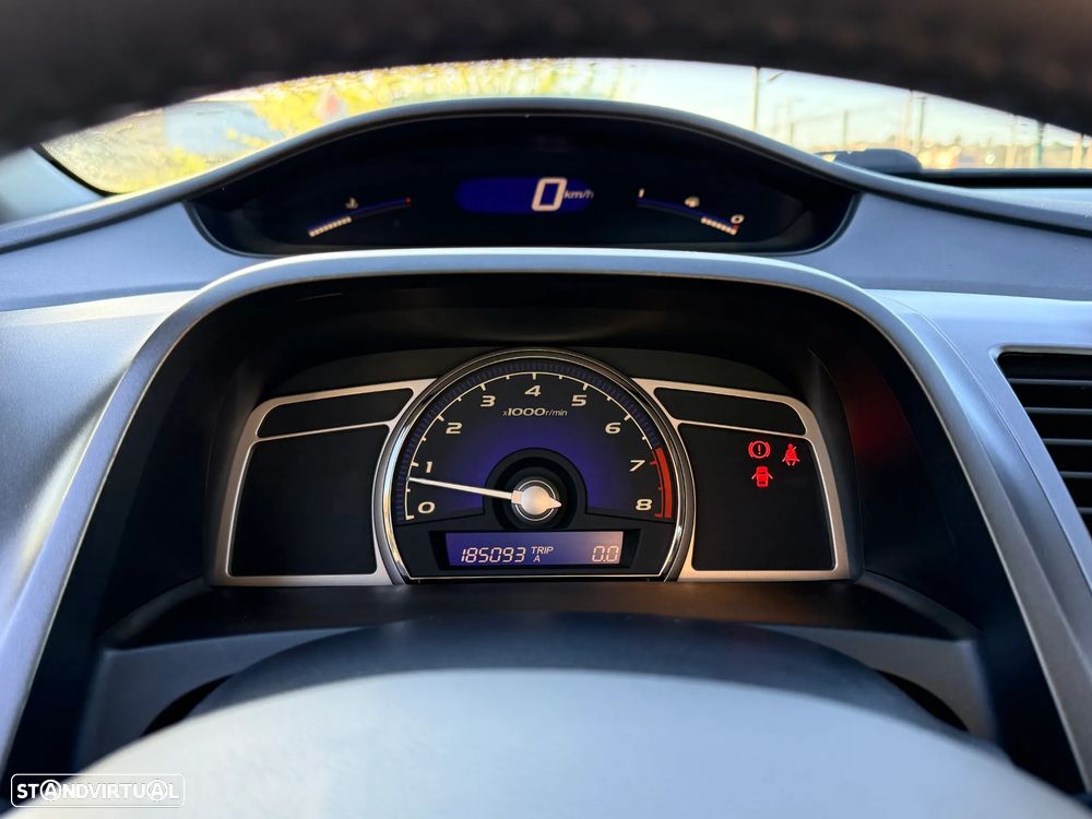 Honda Civic 1.8 ES - 9