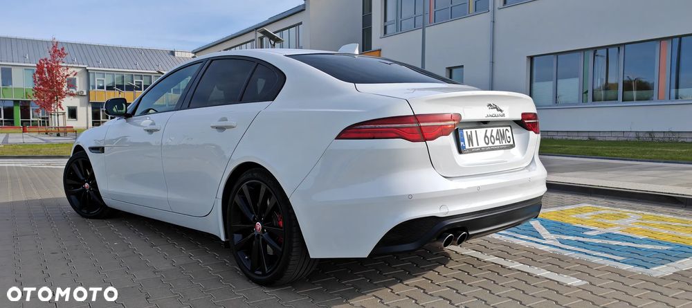 Jaguar XE 2.0 D180 HSE - 10