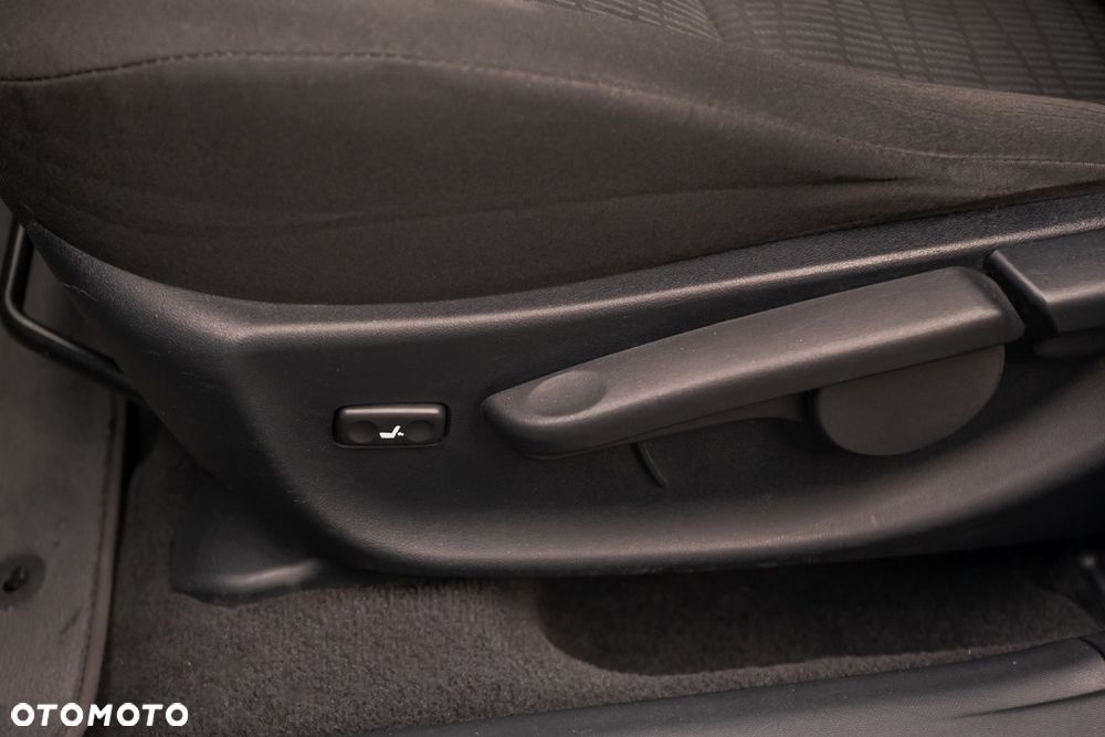 Toyota Avensis 1.8 Comfort - 21