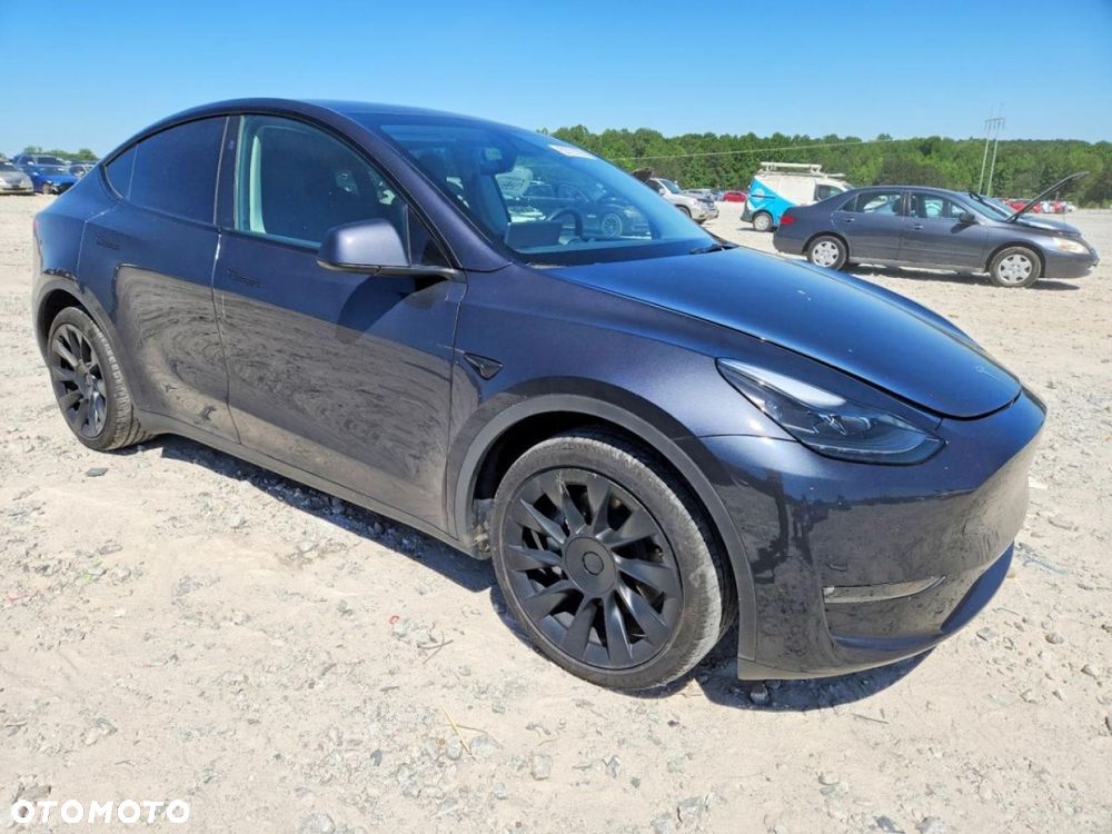 Tesla Model Y - 3