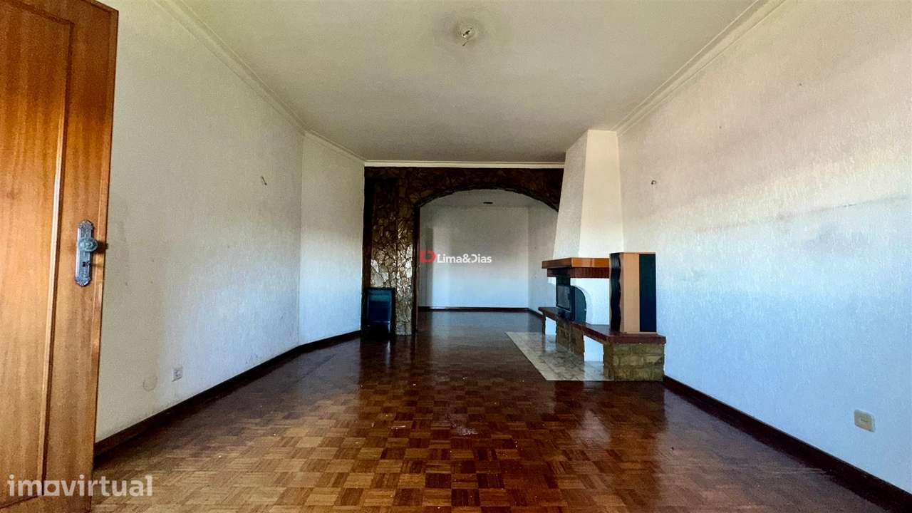 Apartamento T6 Duplex com 3 casas de banho e terraço - Grande imagem: 3/25