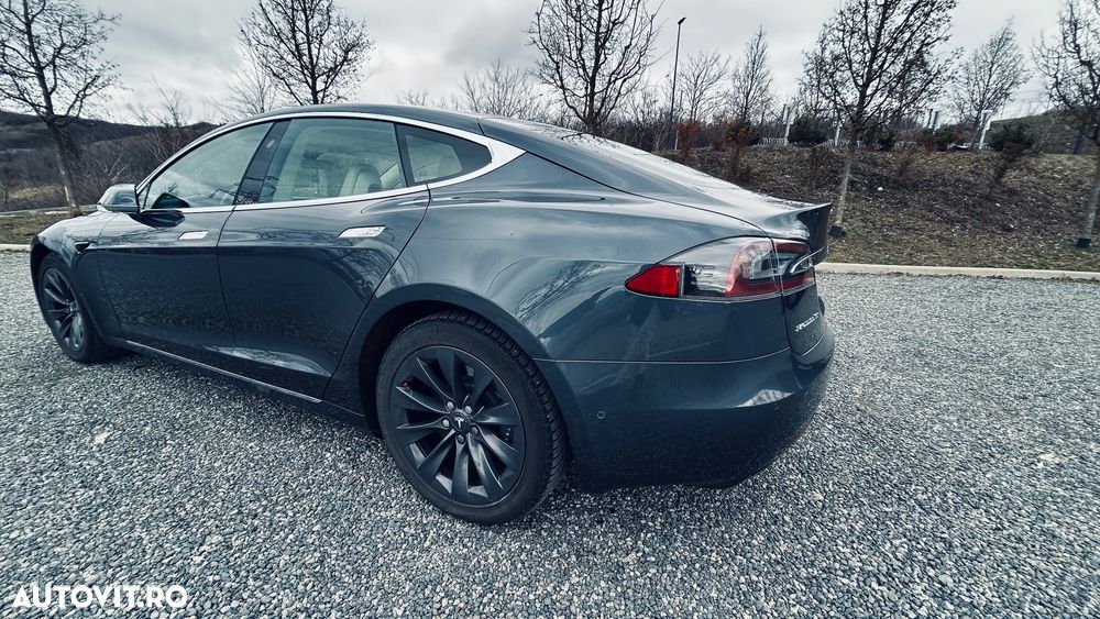 Tesla Model S - 11