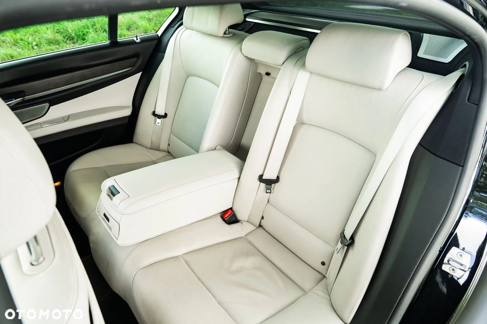 BMW Seria 7 750i xDrive - 18