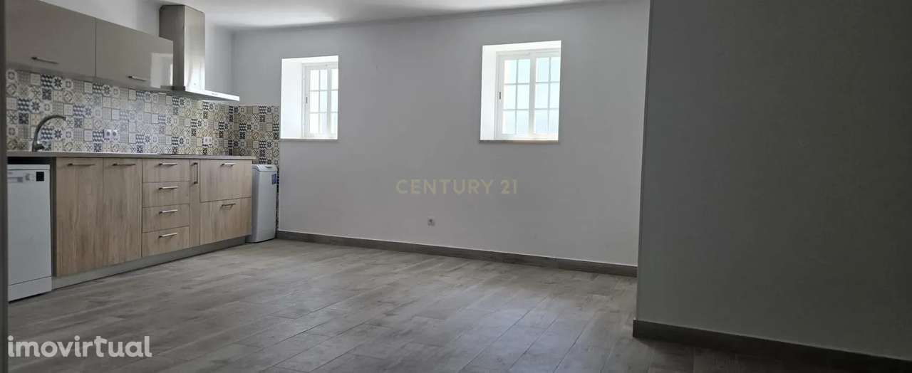 Moradia terrea e germinada T2+1 totalmente remodelada no centro de Sac - Grande imagem: 2/8