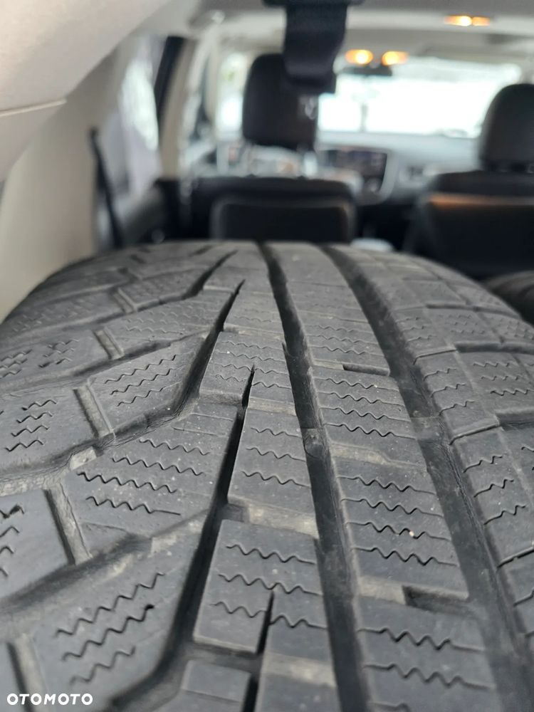 Mitsubishi Outlander 2.0 Instyle + 4WD CVT - 19